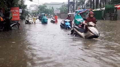 Cám cảnh Thủ đô cứ mưa lại biến thành Hà... lội!?