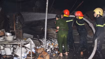 Chợ Tứ Hạ phát hỏa dữ dội lúc 0 giờ