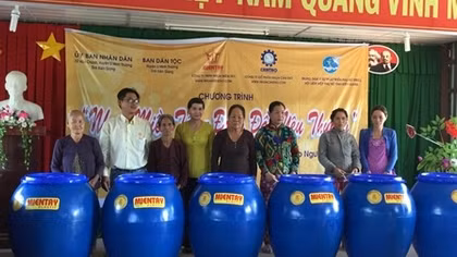 Tặng 250 thùng chứa nước cho hộ dân nghèo vùng hạn, mặn Kiên Giang