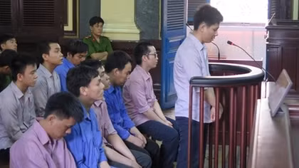 Xét xử đường dây nhận làm bằng cấp giả trên mạng internet