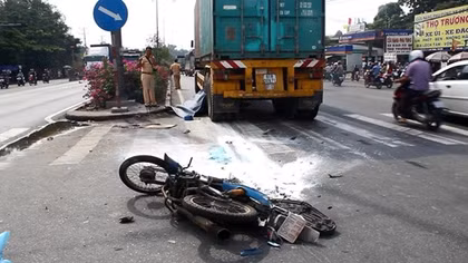 Va chạm với xe đầu kéo, 2 anh em tử vong