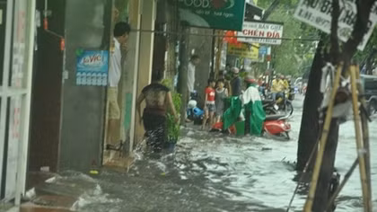 Nhiều tuyến đường tại TP Hồ Chí Minh ngập nặng sau cơn mưa lớn
