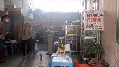 Thi thể cụ bà đang phân hủy trong nhà khóa cửa