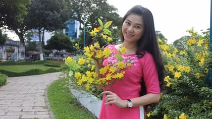 Quế Trân hóa Thần Tài mang mùa xuân đến với người dân Bến Tre