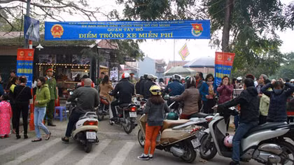 Bắt kẻ gian trà trộn trong dòng người đi lễ đầu năm