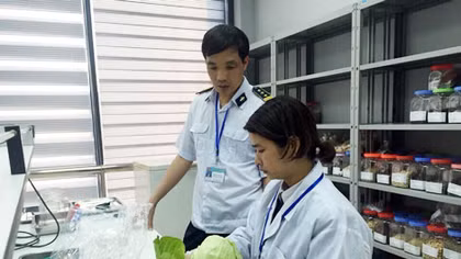 Ngăn chặn hàng tiêu dùng thiết yếu không đảm bảo an toàn thực phẩm