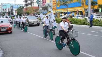 Đạp xe “Mừng kỷ niệm 61 năm ngày Thầy thuốc Việt Nam”