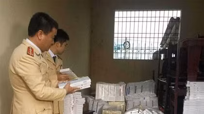 Cảnh sát giao thông bắt giữ xe ôtô tải vận chuyển 9600 bao thuốc lá lậu