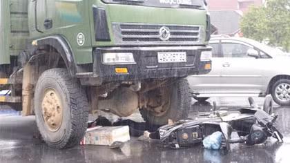 Hãi hùng nam thanh niên bị xe tải cán chết giữa vòng xoay