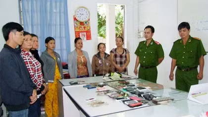 Nhóm ‘2 ngón’ trong Hội Yến Diêu Trì Cung sa lưới