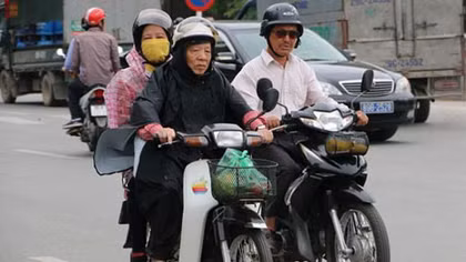 Người Hà Nội đón đợt không khí lạnh đầu mùa