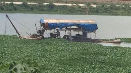 Ngang nhiên hút cát đem bán giữa Thủ đô Hà Nội