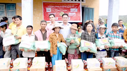 Tặng 500 suất quà cho các gia đình nghèo Khánh Hoà