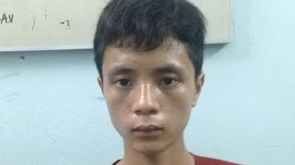 Cãi nhau, dùng dao đâm chết bạn