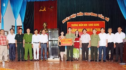 Trao học bổng và quà cho học sinh nghèo