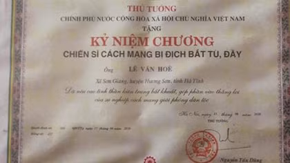 Trao tặng Kỷ niệm chương cho 24 chiến sỹ cách mạng bị địch bắt tù đày
