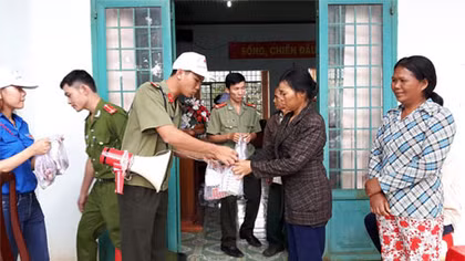 Khám chữa bệnh và tặng quà hơn 200 hộ nghèo xã biên giới