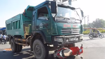 Xe tải kéo lê xe máy 7m, một phụ nữ tử vong