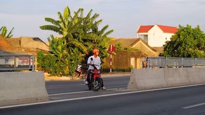 (SOS) QL1A: Cứ 1,1km lại phát hiện một điểm bị phá dải phân cách và lưới chống lóa