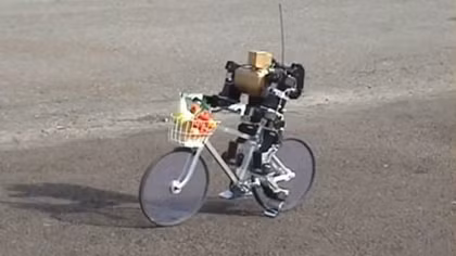Robot đạp xe lượn lách như người
