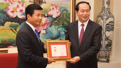 Trao Kỷ niệm chương "Vì sự nghiệp Bảo vệ ANTQ" tặng Đại sứ Lào Somphon Sichalon