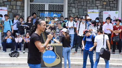 Phạm Anh Khoa bị “vây kín” trong biển người