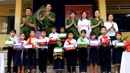 Cảnh sát PCCC Đà Nẵng tặng qùa Tết học sinh nghèo