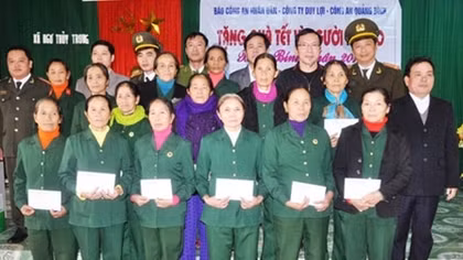 Ấm lòng quà Tết trên quê hương nữ pháo binh Ngư Thủy