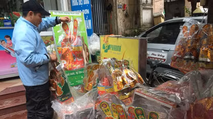 Thị trường đồ cúng ông Công, ông Táo có giá bình dân