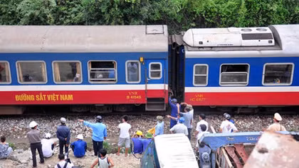 Tàu lửa đâm xe tải, giao thông đường sắt ùn tắc 2 giờ