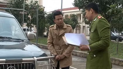 Đối tượng chống đối chạy 30km khi Công an đang ở trên nắp capô