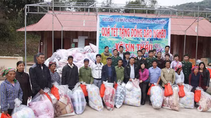 Báo CAND, CLB 'Những người bạn đất Cảng' tặng quà Tết đồng bào Mường Nhé