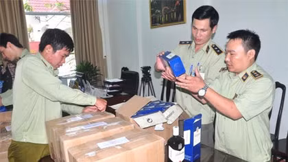 Hàng trăm chai rượu ‘ngoại’ không nguồn gốc theo xe khách vào Đà Nẵng