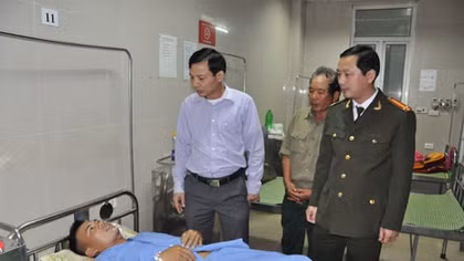 Thăm hỏi, tặng quà Công an viên bị thương khi đang thi hành nhiệm vụ