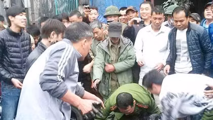 SOS! Thú 'đập đá' trong giới trẻ