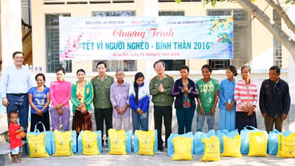 Mang mùa xuân yêu thương đến với đồng bào nghèo