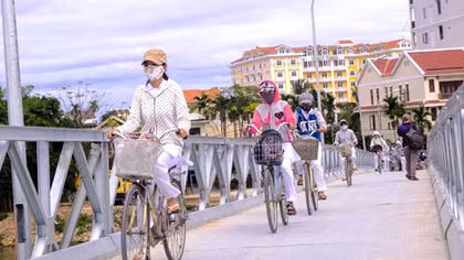 Nhịp cầu nối niềm vui phố Hội