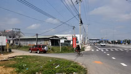Né trạm thu phí, ôtô gây bất an trên đường làng