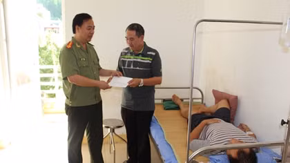 Tặng quà Phó trưởng Công an phường bị tội phạm bắn trọng thương
