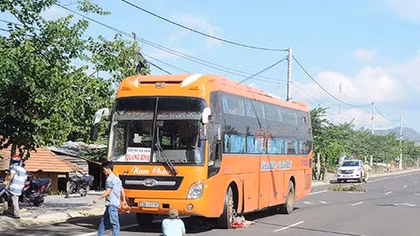 Xe khách cuốn người lẫn xe mô tô vào gầm, một người chết 
