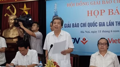 Giữ bút sắc lòng trong
