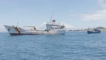 Lai dắt tàu bị nạn ở Hoàng Sa về đảo Lý Sơn