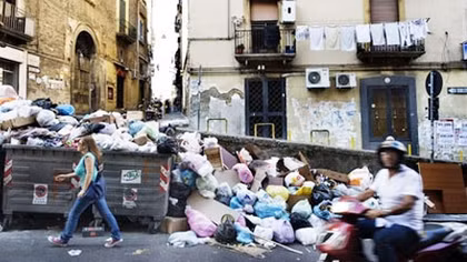 Mafia rác lại tập kích Italia