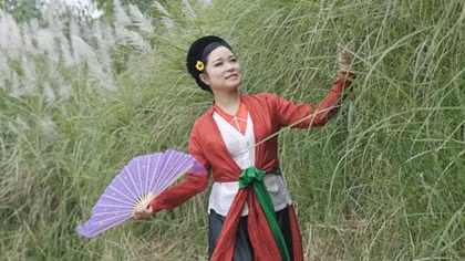 Tơ tình vẫn quyện năm cung