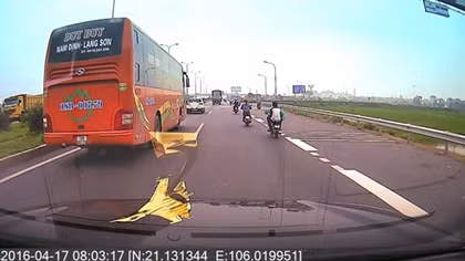 Xe khách “thổi bay” gương chiếu hậu xe con đi cùng chiều