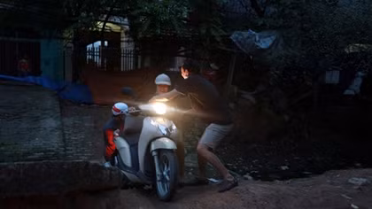 Lội bùn, bắc cầu qua mương để né đường tắc ở Hà Nội