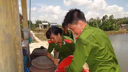 Công an huyện Cần Giuộc cấp nước sạch miễn phí cho nhân dân 