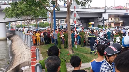 Nam thanh niên bái lạy tứ phía rồi… chìm xuống sông