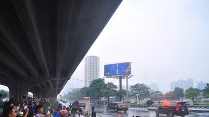Đội mưa tạm biệt Tổng thống Obama rời Hà Nội