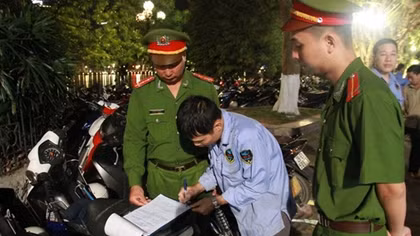 Bãi gửi xe trái phép vẫn ngang nhiên hoạt động bên hồ Hoàn Kiếm